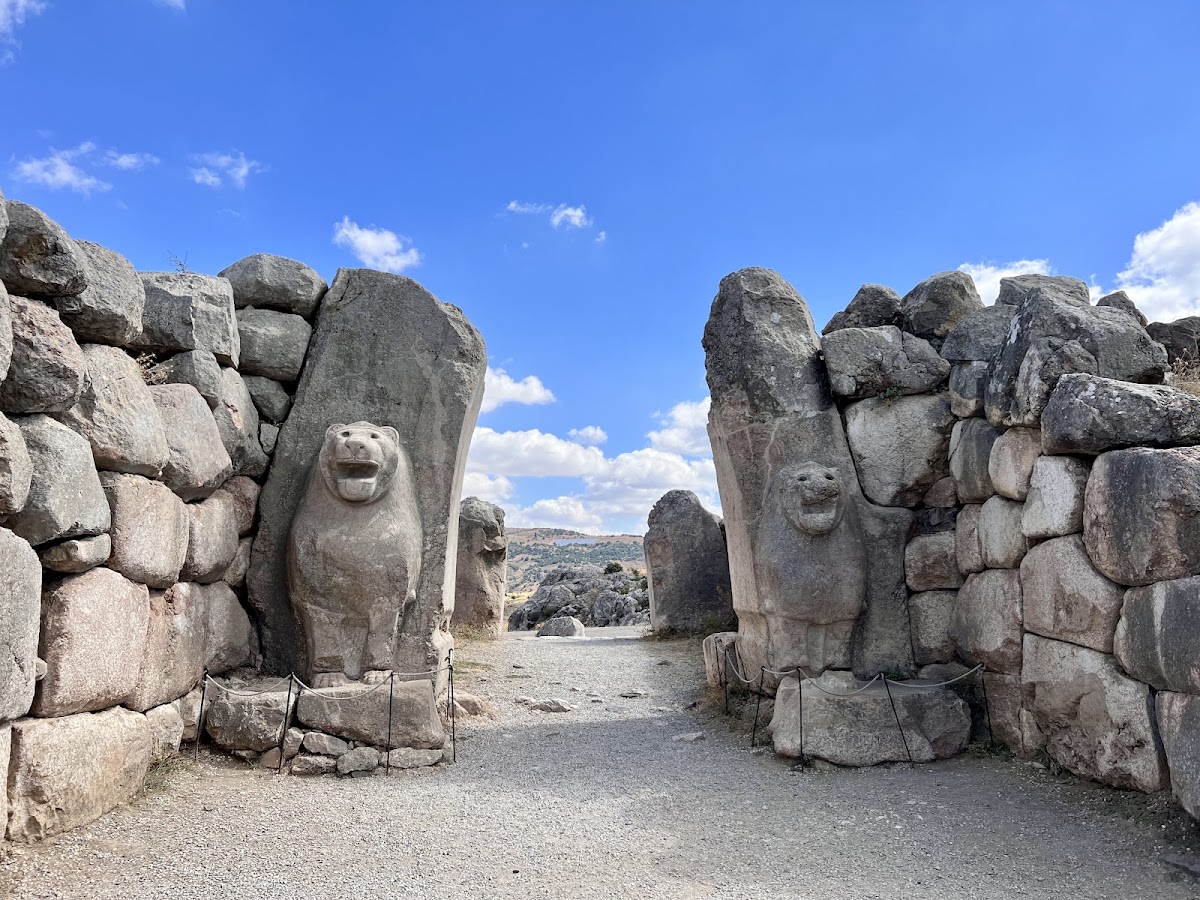 Yukarı Şehir: Aslanlı Kapı, Sfenksli Kapı ve Potern Tüneli - Fotoğraf 1
