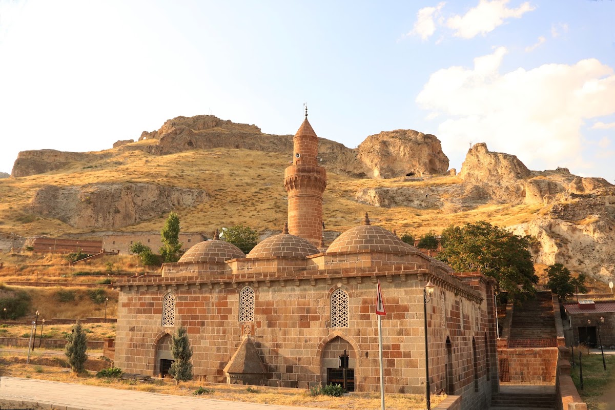 Adilcevaz Sahili ve Tuğrulbey Camii - Fotoğraf 1