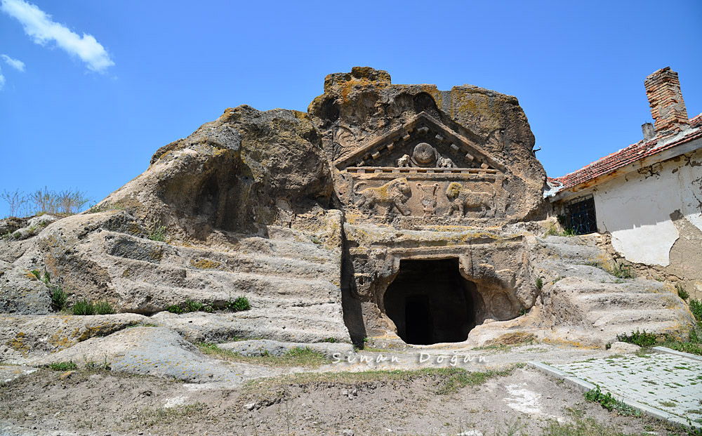 Kümbet Köyü ve Aslanlı Mabet - Fotoğraf 2