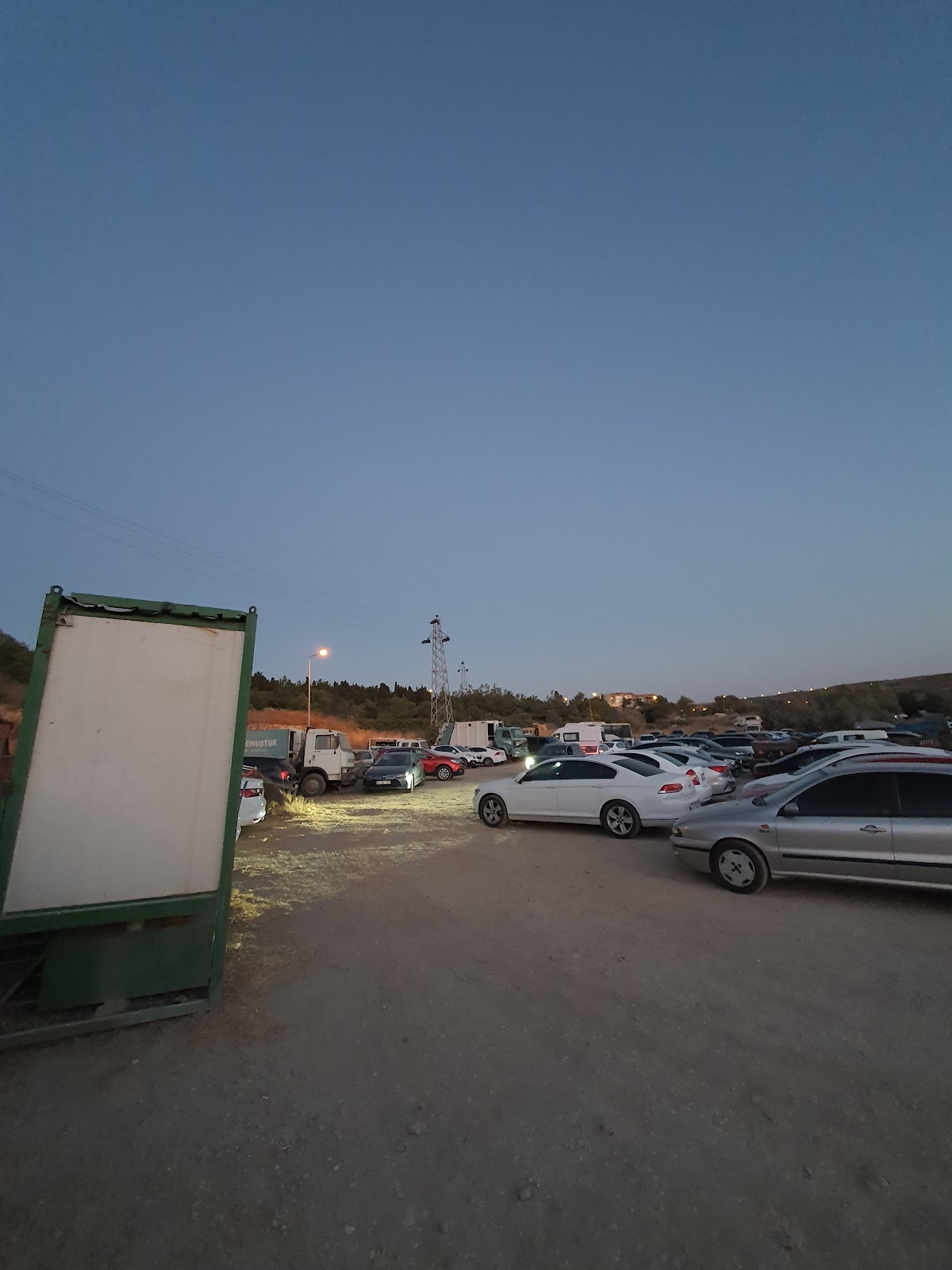 Bozcaada İlçe Halk Kütüphanesi Yanı Ücretsiz Gece Otoparkı - Fotoğraf 1