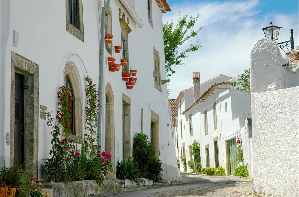 Explore the scenic whitewashed architecture of Marvão, Portugal, showcasing traditional cobblestone streets…