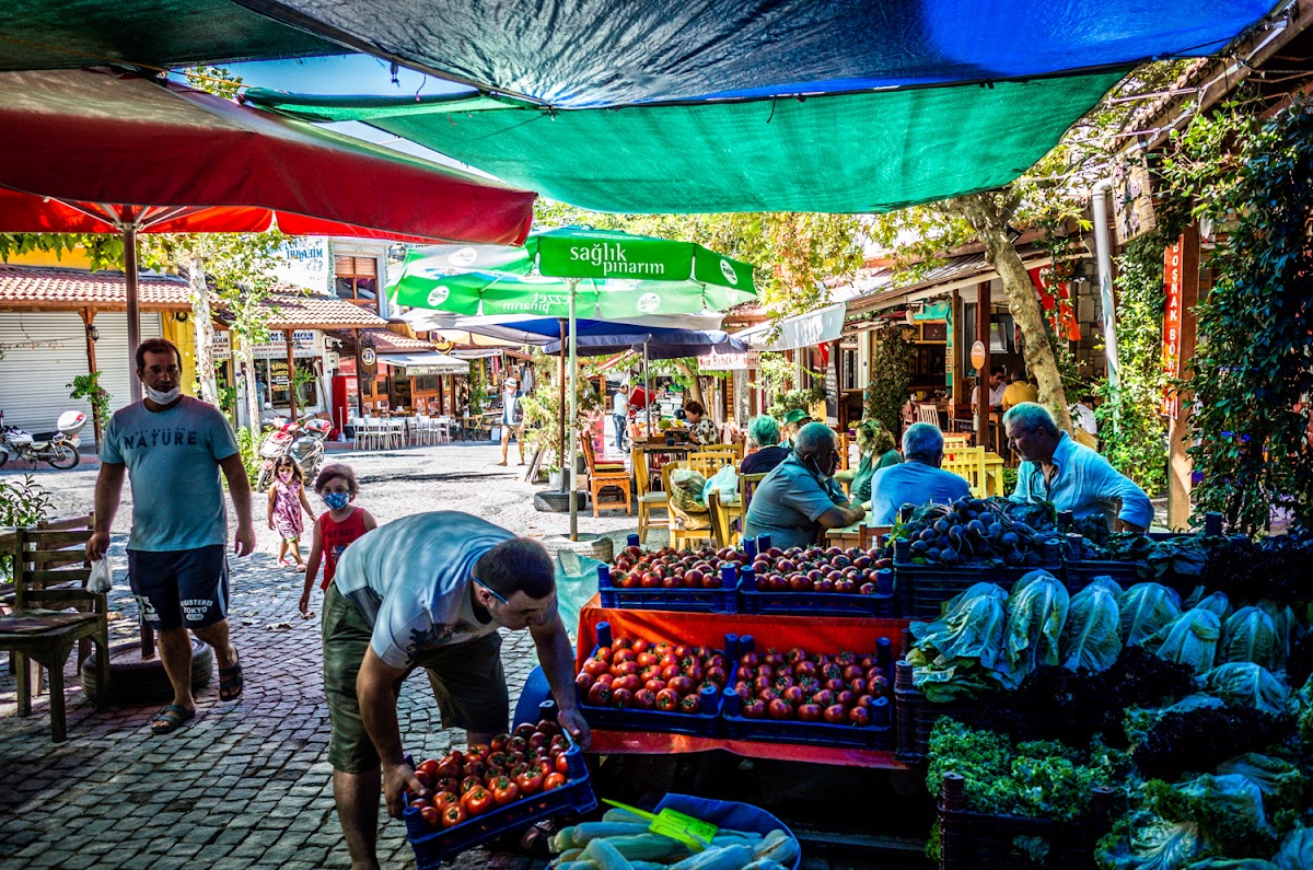 Urla Açık Gece Pazarı ve Malgaca Çarşısı - Fotoğraf 1